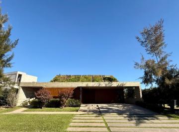 Casa · 292m² · 7 Ambientes · 4 Cocheras · Casa de Diseno a La Laguna en El Naudir Aguas Privadas