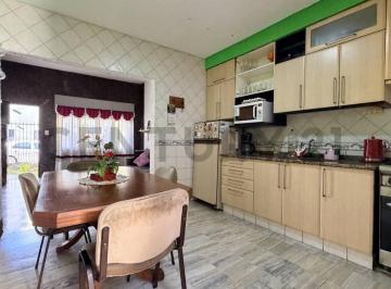 Casa · 125m² · 3 Ambientes · 1 Cochera · Venta Casa 3 Ambientes con Garage, Jardín, Patio y Quincho – Sarandí, Avellaneda - Evalua Permuta