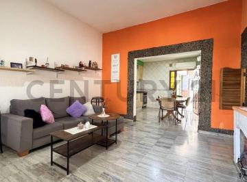 Casa · 125m² · 3 Ambientes · 1 Cochera · Venta Casa 3 Ambientes con Garage, Jardín, Patio y Quincho – Sarandí, Avellaneda