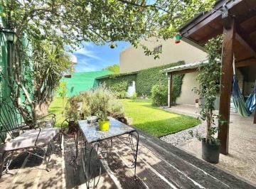 Casa · 140m² · 4 Ambientes · 1 Cochera · Casa Venta 4amb Castelar Sur Parque Cochera