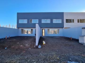 PH · 118m² · 4 Ambientes · 1 Cochera · En Venta | PH de 3 Dorm. | Barrio Los Cerezos II | Plottier