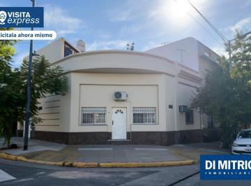 Fachada · Boedo Casa en Esquina con Cochera, Terraza, Quincho