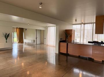 Casa · 200m² · 4 Ambientes · 2 Cocheras · Casa en Funes Hills Miraflores