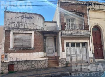 Casa · 190m² · 2 Dormitorios · 1 Cochera · Monte Caseros 318. Amplia Propiedad Centrica