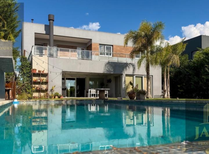 Casa · 230m² · 5 Ambientes · 1 Cochera
