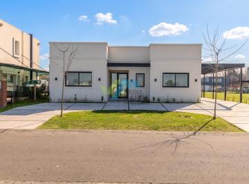 Casa · 181m² · 6 Ambientes · 5 Cocheras · Casa en Venta en Santo Tomas, Derqui, Pilar - 6 Ambientes