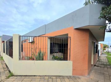 Casa · 220m² · 8 Ambientes · 3 Cocheras · B° Modelo - C/ Uruguay Al 3200 Casa Esquina de 3d + Cochera + Depto. 2d + Cochera