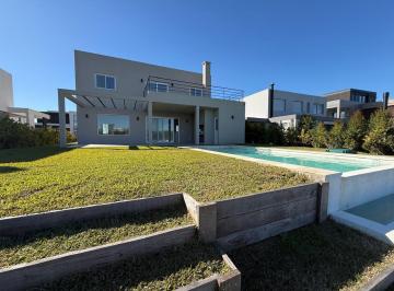 Casa · 201m² · 5 Ambientes · 6 Cocheras · Casa en Costas Puertos