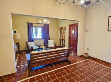 Casa · 174m² · 4 Ambientes · Venta Casa Apto Credito 3 Dorm. 2 Baños Quincho