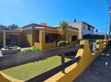 Casa · 174m² · 4 Ambientes · Venta Casa Apto Credito 3 Dorm. 2 Baños Patio Quincho