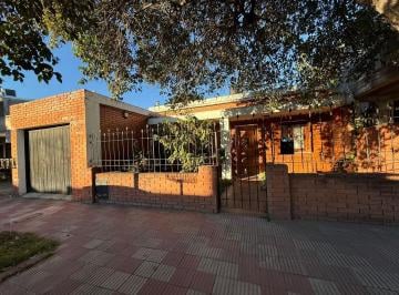 Casa · 158m² · 3 Ambientes · 2 Cocheras · Venta - Hermosa Casa de 2 Dorm - Barrio Yofre