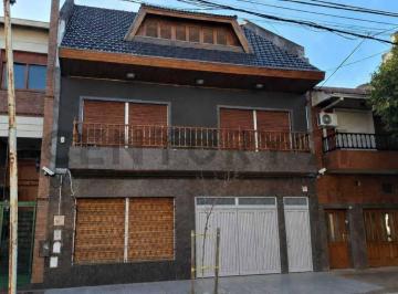Casa · 187m² · 5 Ambientes · 1 Cochera · Venta Triplex con Cochera y Playroom en Floresta