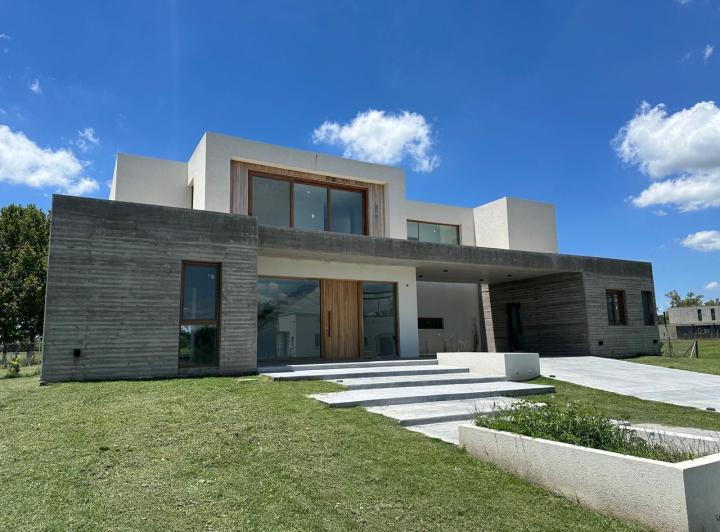 Casa · 294m² · 6 Ambientes · 4 Cocheras