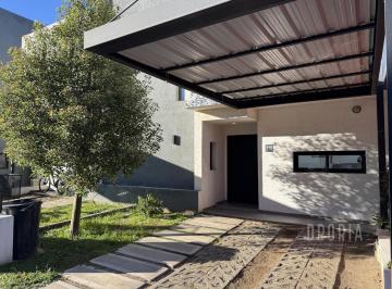 PH · 125m² · 5 Ambientes · 1 Cochera · Alquiler de Duplex en Housing de Miradores de Manantiales.