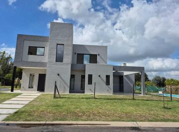 Casa · 194m² · 5 Ambientes · Casa en Venta en Santa Elisa, Pilar del Este, Pilar