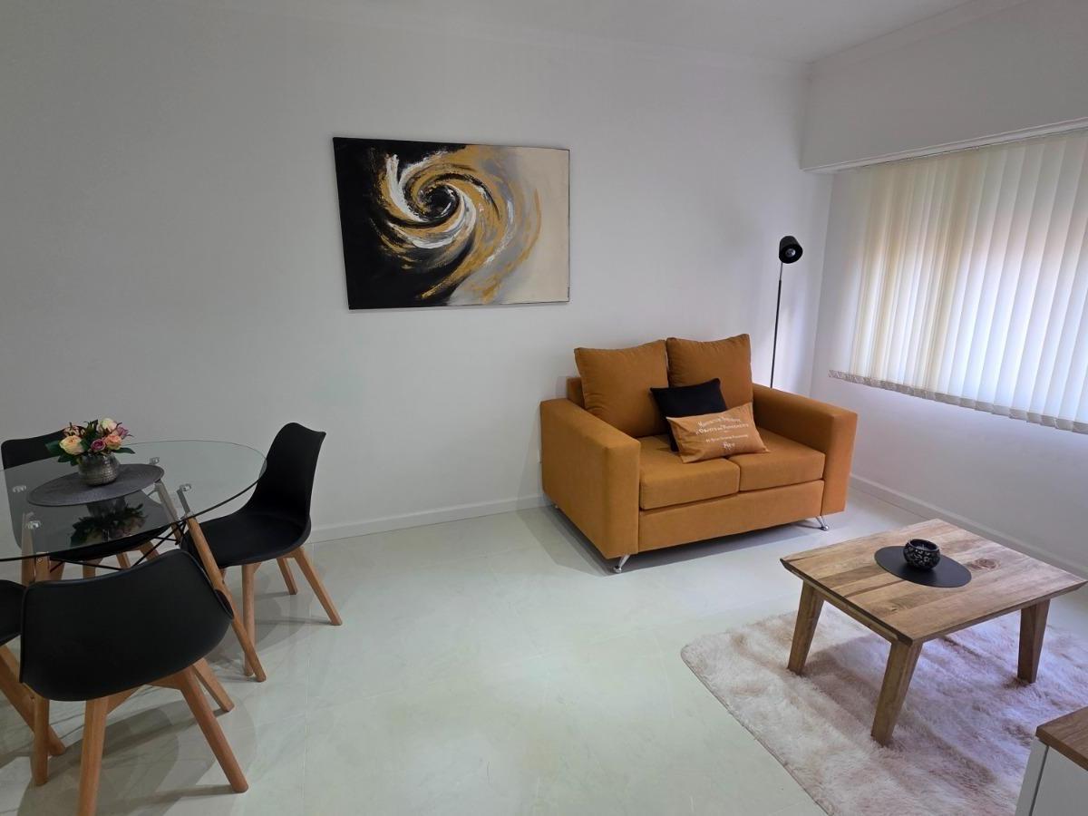 Living comedor al frente. Balcon con parrilla. Cocina con barra desayunadora y equipada. Dormitorio con placard. Baño con mampara de vidrio templado. Calefaccion.