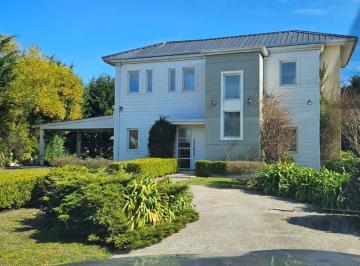 Casa · 150m² · 4 Ambientes · 6 Cocheras · Casa 4 Amb con Gran Jardín en Alquiler en El Barrio Privado Rumenco