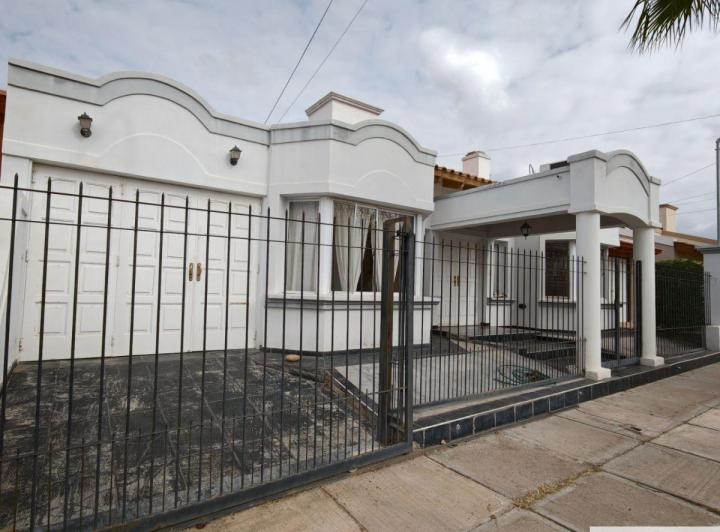 Casa · 160m² · 6 Ambientes · 2 Cocheras