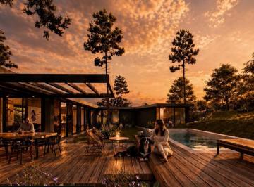 Casa · 240m² · 4 Ambientes · Casa en Venta Cuatro Ambientes con Parque y Pileta, Zona Carilo
