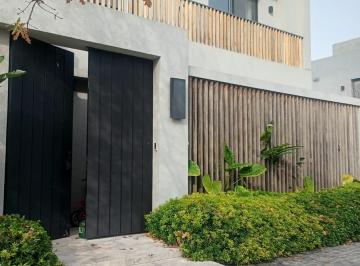 Casa · 301m² · 6 Ambientes · 4 Cocheras · Casa de 4 Dorm. en Suite en Ayres Plaza