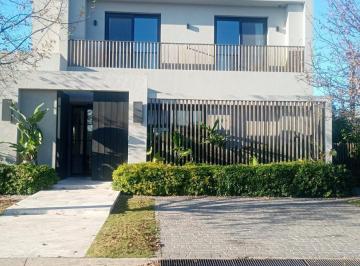 Casa · 301m² · 6 Ambientes · 4 Cocheras · Casa de 4 Dorm. en Suite en Ayres Plaza