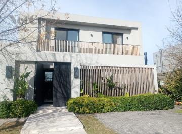 Fachada · Casa de 4 Dorm. en Suite en Ayres Plaza