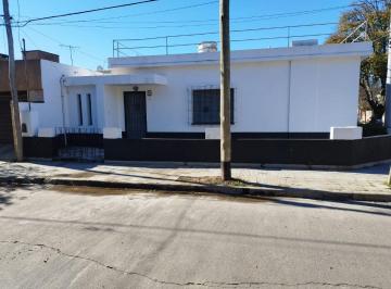Casa de 7 ambientes, Córdoba · Casa 3 Dorm. en Alquiler B° Rivadavia Cochera y Patio