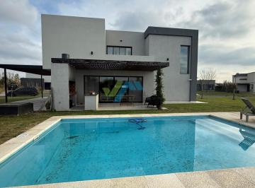 Casa · 221m² · 5 Ambientes · 2 Cocheras · Casa en Alquiler en San Sebastian - Area 9 San Sebastian, Escobar