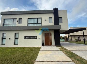 Casa · 221m² · 5 Ambientes · 2 Cocheras · Casa en Alquiler en San Sebastian - Amoblado Area 9 San Sebastian, Escobar