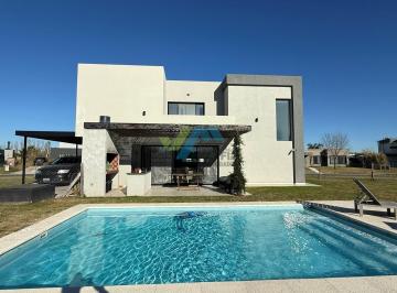 Casa · 221m² · 5 Ambientes · 2 Cocheras · Casa en Alquiler en San Sebastian - Amoblado Area 9 San Sebastian, Escobar