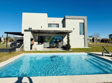 Casa · 221m² · 5 Ambientes · 2 Cocheras · Casa en Alquiler en San Sebastian - Amoblado Area 9 San Sebastian, Escobar