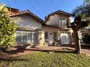 Casa · 99m² · 4 Ambientes · 1 Cochera · Casa en Azcuenaga 2800 de Cuatro Ambientes con Garage