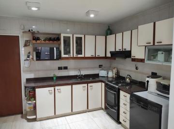 Casa · 197m² · 7 Ambientes · Oportunidad! Amplia Casa 5 Dorm., 3 Baños en Excelente Zona de Villa Devoto – Lote Propio