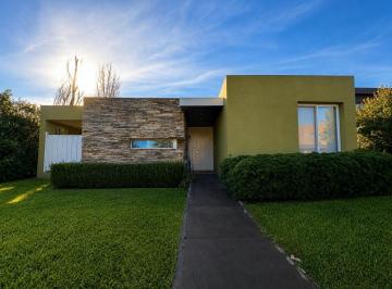 Casa · 800m² · 4 Ambientes · 1 Cochera · Venta - Miraflores Funes Hills: Casa de Dos Dorm. con Galería, Parrillero y Pileta