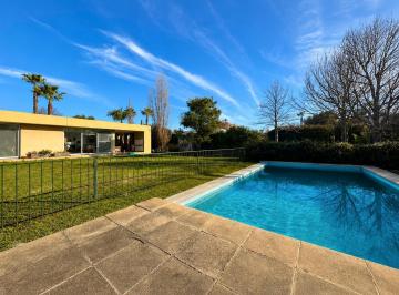 Casa · 800m² · 4 Ambientes · 1 Cochera · Venta - Miraflores Funes Hills: Casa de Dos Dorm. con Galería, Parrillero y Pileta