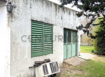 Casa · 135m² · 4 Ambientes · 2 Cocheras · Casa en Venta con Gran Potencial - Venado Tuerto