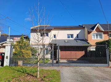 Casa · 196m² · 5 Ambientes · 2 Cocheras · Chalet 5 Amb. - Escritorio - Garage Doble Paralelo - Parque