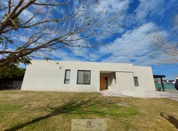 Casa · 160m² · 4 Ambientes · 3 Cocheras · Casa en Venta El Canton