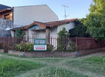 NFX-NFX-2_2 · Casa en Venta en Villa Luzuriaga con Garage y Patio