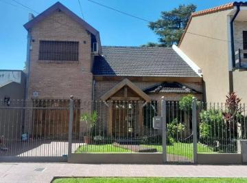 NFX-NFX-8_2 · Casa en Venta en Villa Luzuriaga con Jardín y Cochera