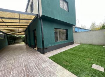 Casa · 108m² · 3 Ambientes · 2 Cocheras · Casa en Alquiler en City Bell