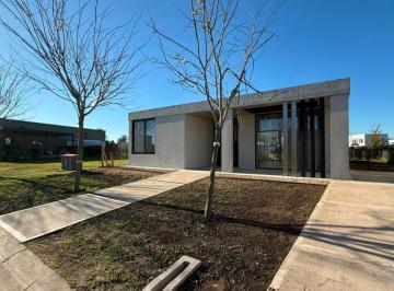 Casa · 175m² · 5 Ambientes · 2 Cocheras · Casa en Venta en Barrio Privado San Pablo.
