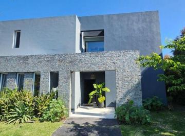 Casa de 5 ambientes, Tigre · Moderna Casa Troncos del Talar