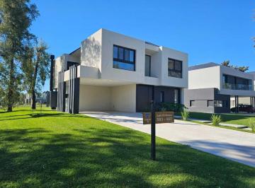 Casa · 251m² · 6 Ambientes · 2 Cocheras · Casa en Alquiler en Saint Thomas Oeste, Esteban Echeverría, G. B. a. Zona Sur