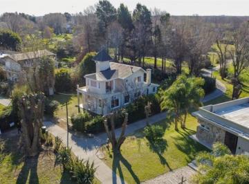 Casa · 250m² · 5 Ambientes · 2 Cocheras · Donde El Río Marca El Ritmo
