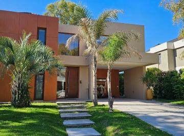 Casa · 370m² · 7 Ambientes · 2 Cocheras · Casa en Alquiler en Saint Thomas Oeste, Esteban Echeverría, G. B. a. Zona Sur