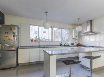 Casa · 330m² · 6 Ambientes · 1 Cochera · Casa Única en Chacarita con 3 Plantas y Fondo con Parrilla y Quincho