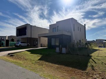 Casa · 124m² · 5 Ambientes · 2 Cocheras · Casa en Alquiler 5 Ambiente en El Barrio El Aljibe