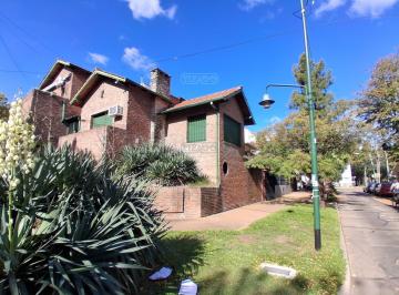 Casa · 214m² · 5 Ambientes · 2 Cocheras · Casa Chalet en Venta en Martínez, San Isidro, G. B. a. Zona Norte