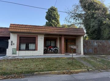 Casa · 161m² · 3 Ambientes · 1 Cochera · Casa en Venta Banfield 3 Ambientes Apta Credito